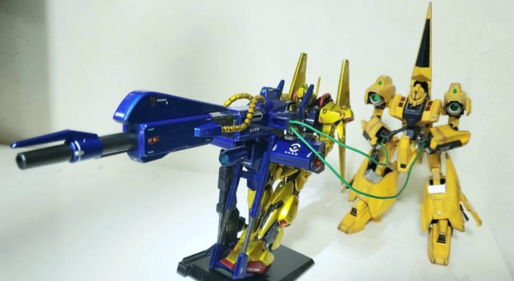 HGメタスに付属するパーツでメガバズーカランチャーとメタスを繋げてやれば百式+メガバズーカランチャー+メタスで劇場版シーンの完成!飾ると絵になるけどメッチャ場所とるのが難点^^;