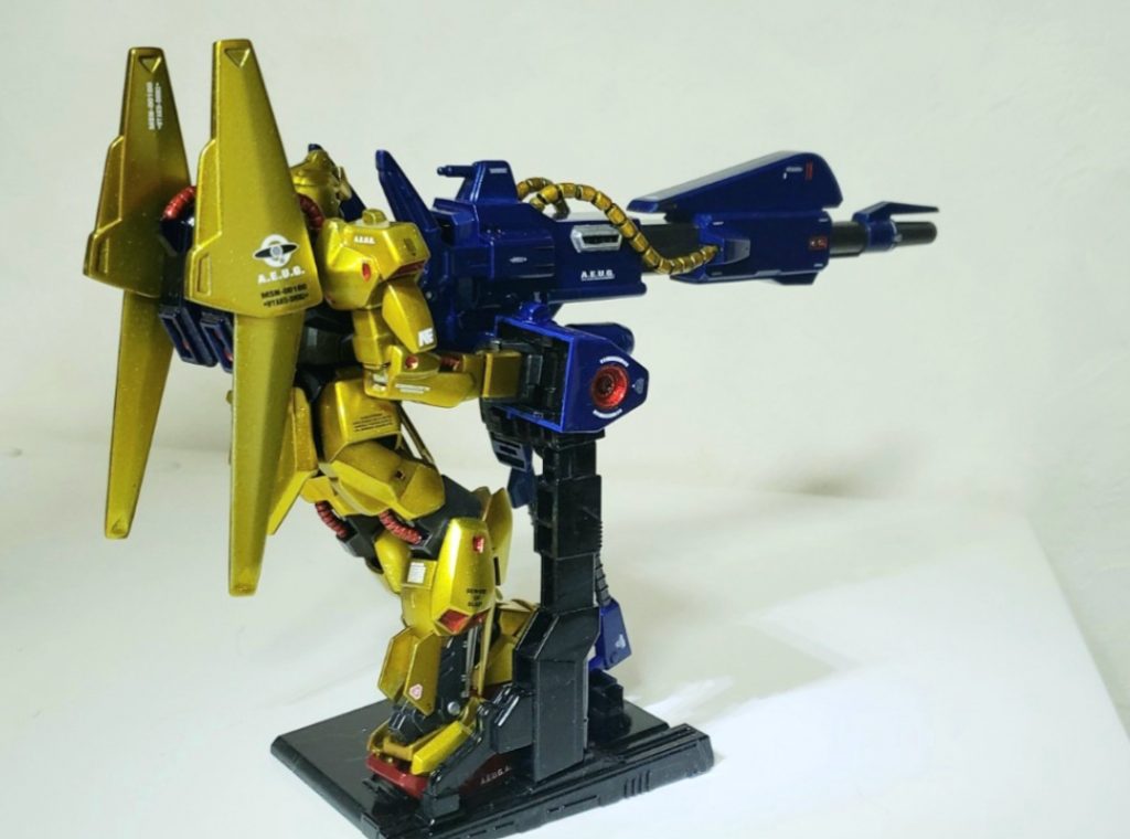 合わせ目消しついでにこちらも全塗装、百式にあわせてメガバズーカランチャーもメタリック仕上げにしてみました。