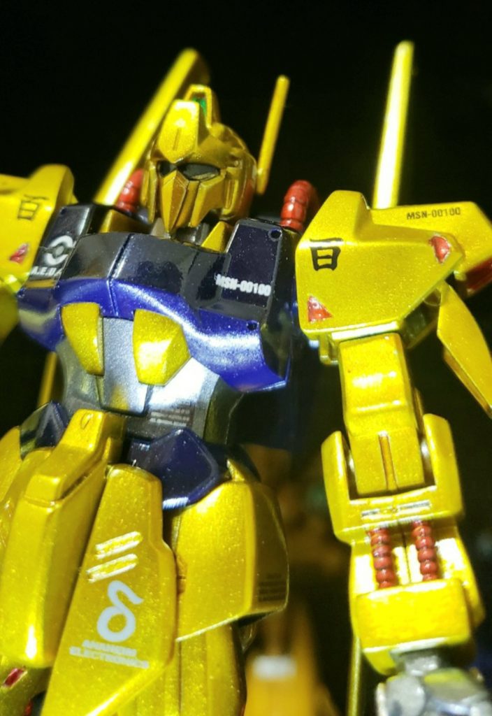 下地ブラックからアルミシルバー(タミヤ)×2シャインシルバー(クレオス)2×クリアーイエロー(クレオス)×3光沢クリアー(クレオス)×4キラキラ感を出したいのでメタリック粗めのシャインシルバーを下地にチョイスしてクリアーイエローを重ね吹きしてキャンディ塗装風にしてます。そこそこキラキラになったかな?胴体はダークブルーメタリック。足はブライトレッド。