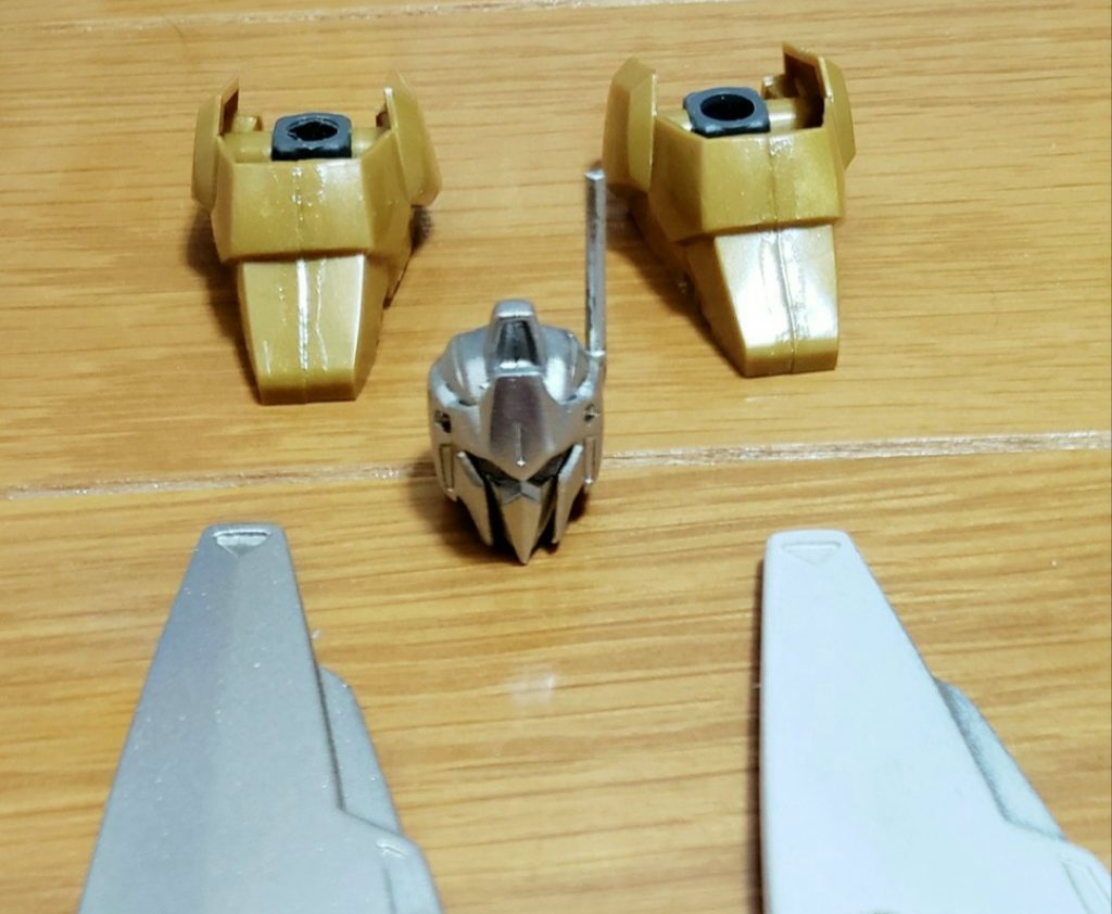 初期HGなので頭部側面、肩~腕、足と合わせ目出まくります。タミヤ缶スプレーのゴールドをそのまま噴いても百式っぽくないのでシルバーベースにクリアーイエローで仕上げてみよう!
