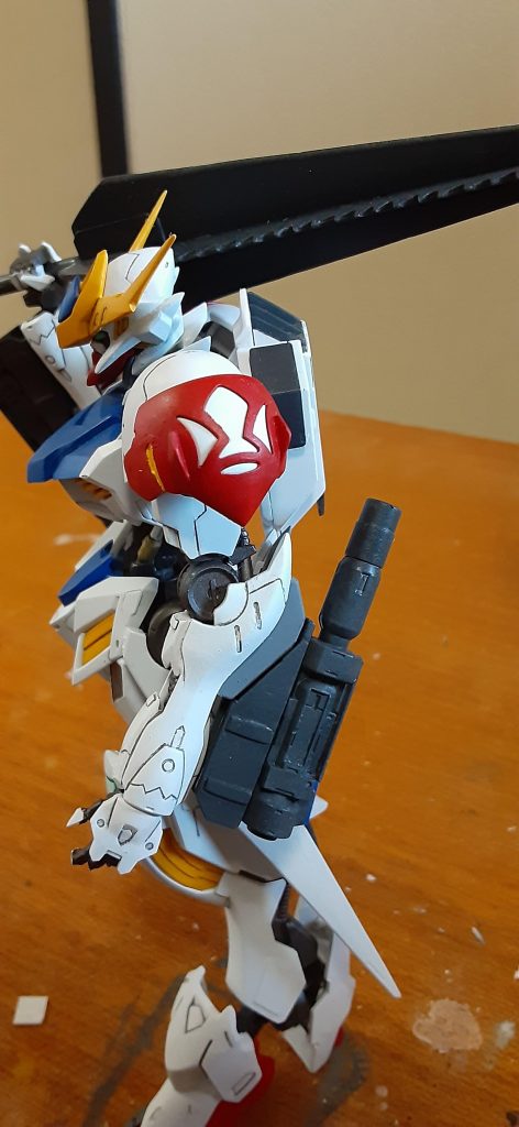 肩アーマーの真ん中パテで延長、オプションパーツセットがなかなか入手できないのでプラ板と30mmのパーツを使い腕部ロケット砲を作りました。ロケット砲もちゃんとカバー部分再現してます。塗装は装甲部分はMrカラーのラッカー、フレーム部分はタミヤラッカーのガンメタです。白部分は少し青を混ぜてます。平手はHGガンダムWシリーズのあまりをベースに爪をプラ板で、甲の部分は同じ物が二つ付属するので貼り付けて固定してます。