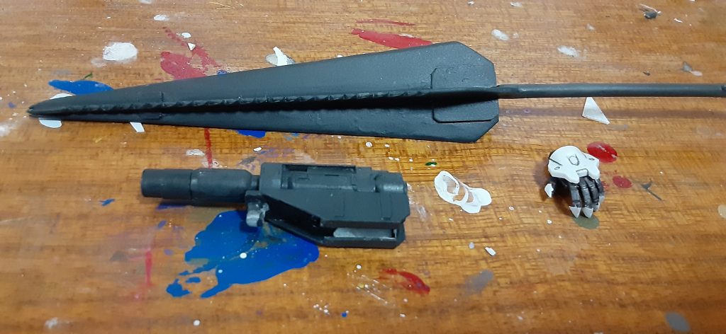 メイスは1.2ミリプラ板とランナーで柄の部分を作りました。メイスの打撃部分はノコギリ歯状にしてみました。設定として三日月はよく前線に飛び込むので向きを考えずに打撃できるよう、またノコギリ歯で叩いた後引きちぎれるようにして、また三日月良くメイスを投げていたので投げた時しっかり刺さるよう先端を細くしてます。一応ソードメイスの機動性を損なわないスマートで軽量なメイスのコンセプトも混ぜて考えてみました❗