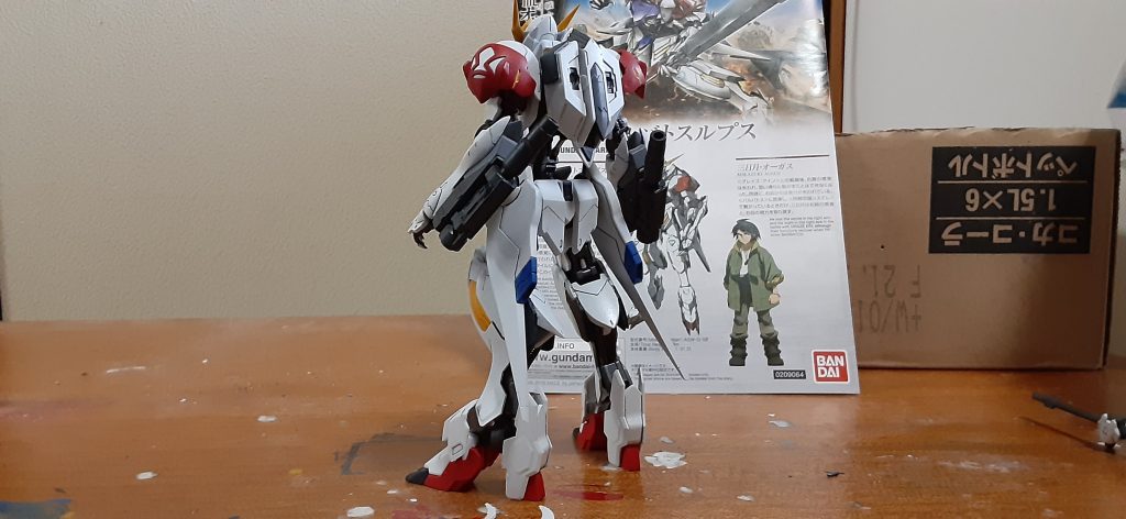 ふくらはぎのスラスターが造形甘いので噴出口の内側をプラ板で作り直し腰部スラスターと腕部の合わせ目消し、モールドの掘り直し、カカト部分の穴もプラ板で塞ぎました。足の爪と膝も削ってシャープ化、膝の裏側をパテ埋め前後の腰部アーマーはプラ板とビルダーツパーツでディテール入れてます。