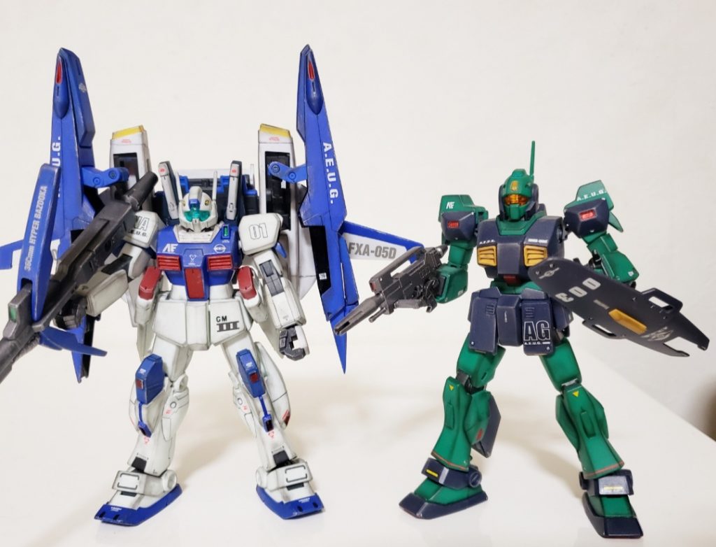 同時代の量産機ネモと。ネモにもGディフェンサー付けたら少しは強そうに見えるかな?