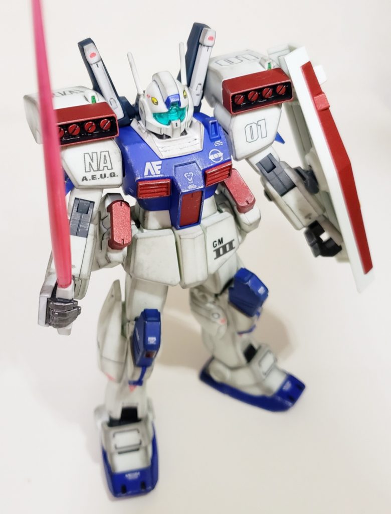 ジムIIIは肩のミサイルポッドがカッコイイですね!腰のミサイルランチャーは特にカッコよくもないし可動のジャマって感じかな?