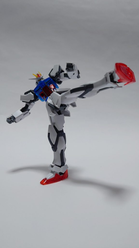 HGCE程ではないですが可動範囲はそこそこ広いです。ただポリキャップレスのプラ関節なので無理すると外れてしまいます。