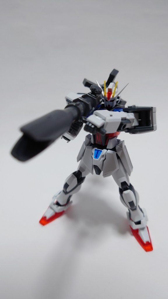 フォアグリップは可動するのですがなんと両手持ちすることができます。すごいです。