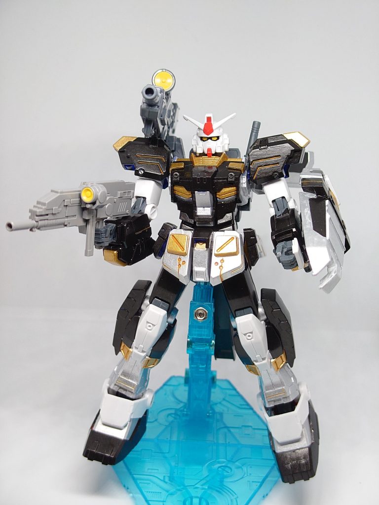 ガンダムカラーからシルバーとメタブラックを基調とし、所々金と白残しでアクセントにしてみました。リアルタイプカラーをイメージ。スミ入れにはオレンジブラウンを使用。