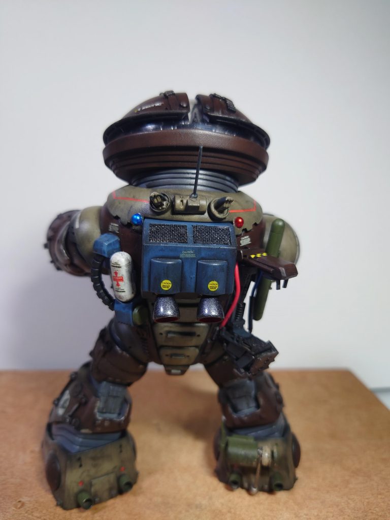 背中に多目的カーゴ？右足下部にアンカー？ 