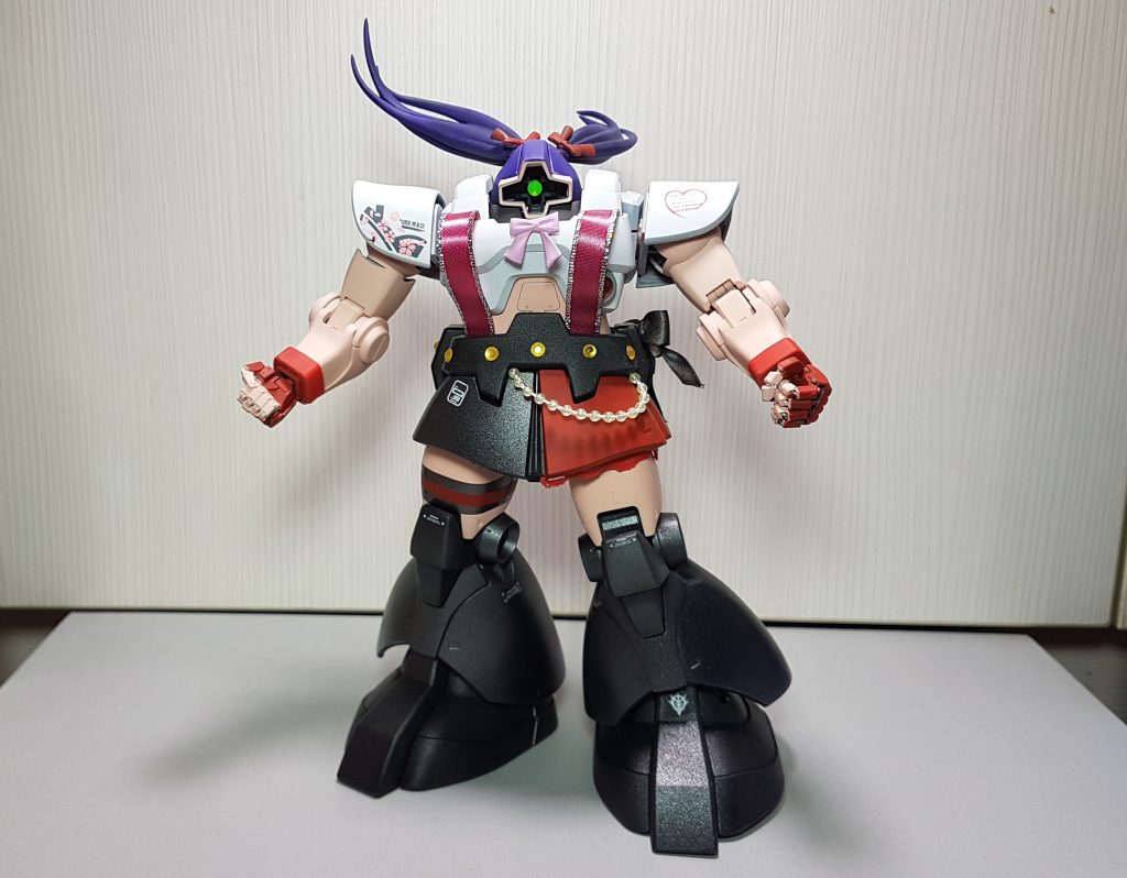 試著用了比較無痛的方式去加上裝飾品身上的緞帶因為德姆的構造所以可以安全又穩固的裝在上面串珠也是運用了本體構造固定其餘都是膠水黏上緞帶應該要用更細的不過我這邊買不到