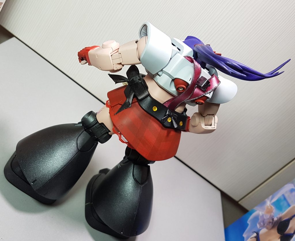 裙子下有裝蕾絲來增加紅色部分的長度但最後往內縮了似乎看不太出來