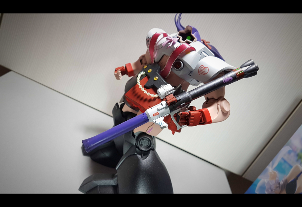 德姆的火箭筒被我賣掉了所以找了MG薩克的火箭筒來用雖然是右手武器但只能拿左手因為右手的可動手壞了