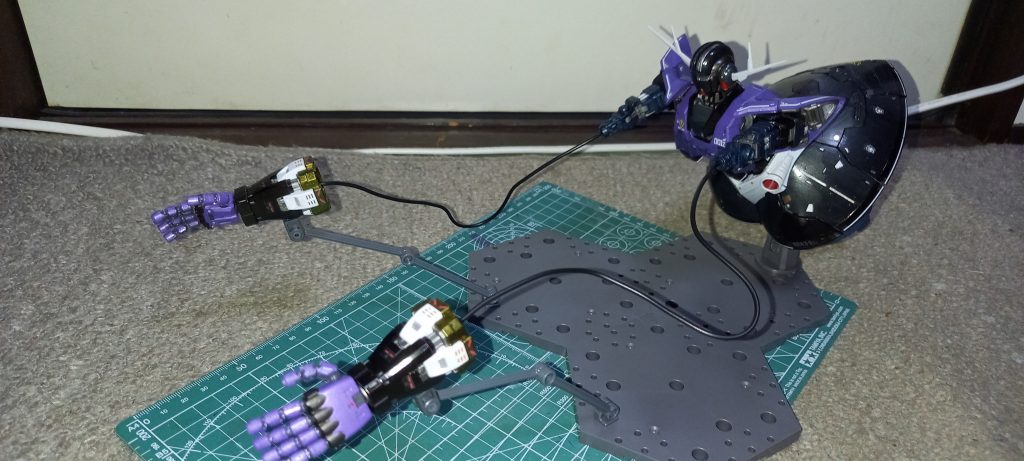 ジオングといえばこれ、リード線切った方がいいんだけど切ると戻せないのでそのままです