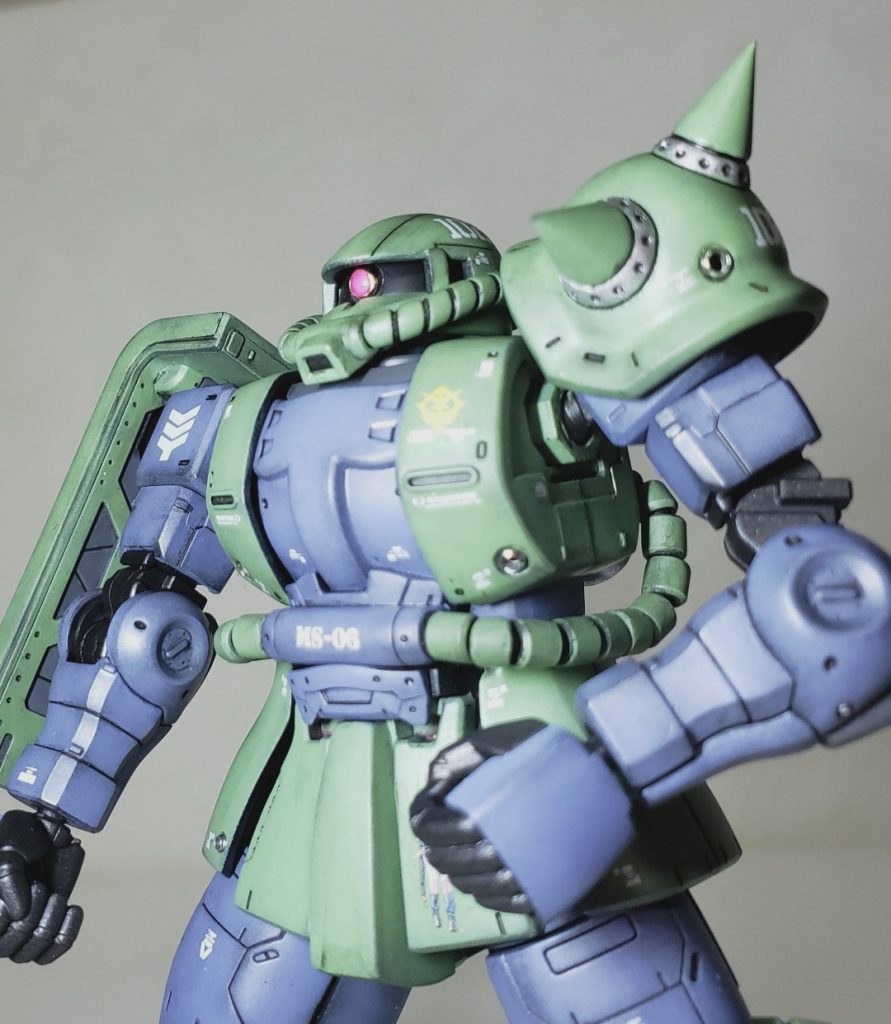 改造箇所②・肩スパイクコトブキヤのスパイクに置き換えて鋭利化。・モノアイかしめ玉3mmに丸プラ棒を差し込み蛍光ビンクに塗装してからUVレジンをドーム状に盛り上げた自作品を取り付け。モノアイはHアイズの貼り付けから始めて、色々試行錯誤してきましたが、今はこの方法がお気に入りですね^^