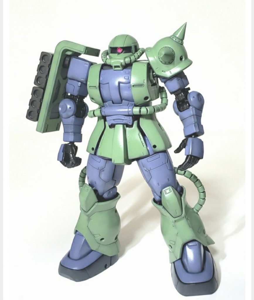 緑部分はMr.カラーの グリーン312をチョイス。青部分はミディアムブルーにグレーを加えて調色。充電式エアブラシを使用して全塗装してます。