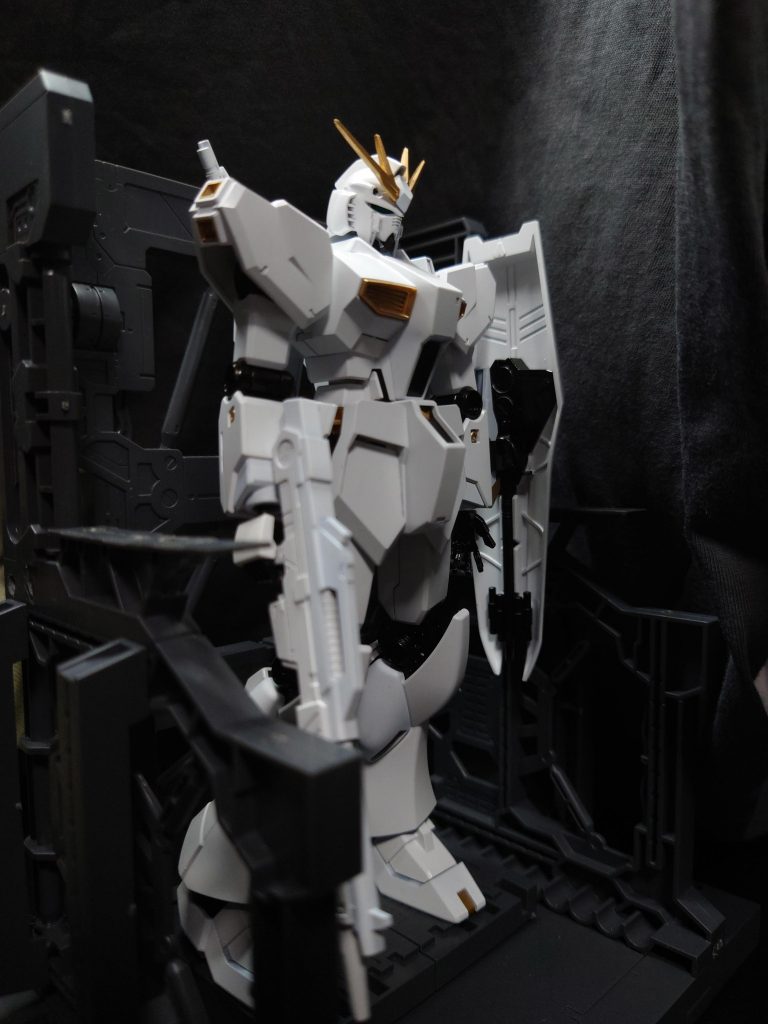 写真だと分かりにくいですが、サフの部分と普通の白で質感が違うのが気に入ってます。