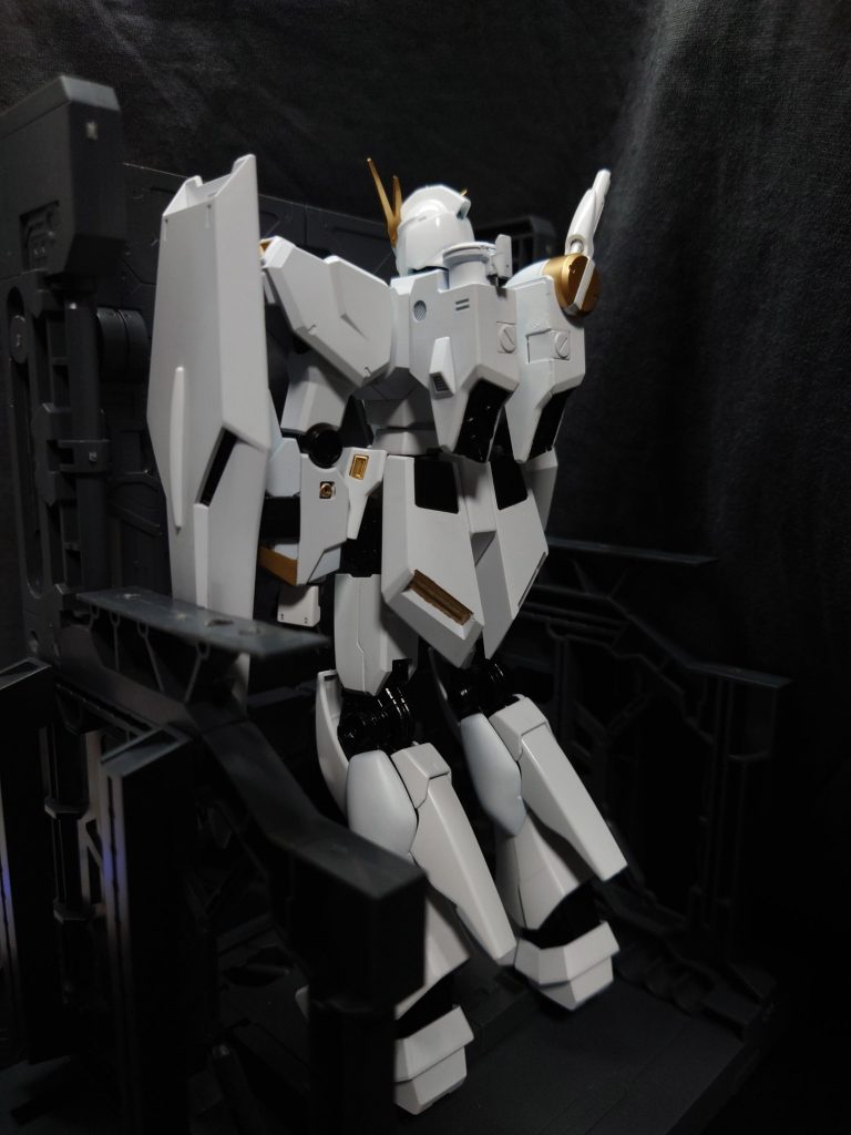 後ろはクオリティがあまりよくありません……塗料のはみ出しやムラが目立ってしまいました。でもガンメタがたくさん見れてお気に入りです。