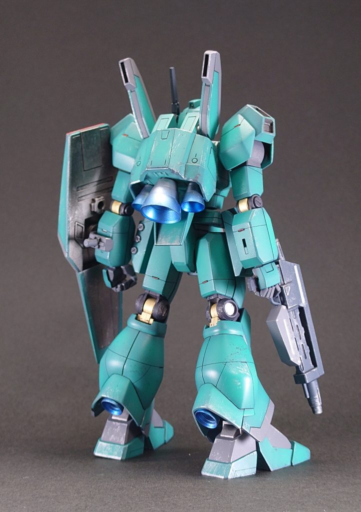 シールドと腰のサイドアーマーはプラ板で裏打ちをしました。あと今回は初めてグラデーション塗装に挑戦してみましたが、なかなかうまくできなかったです。まだまだ修行が足りませんね。