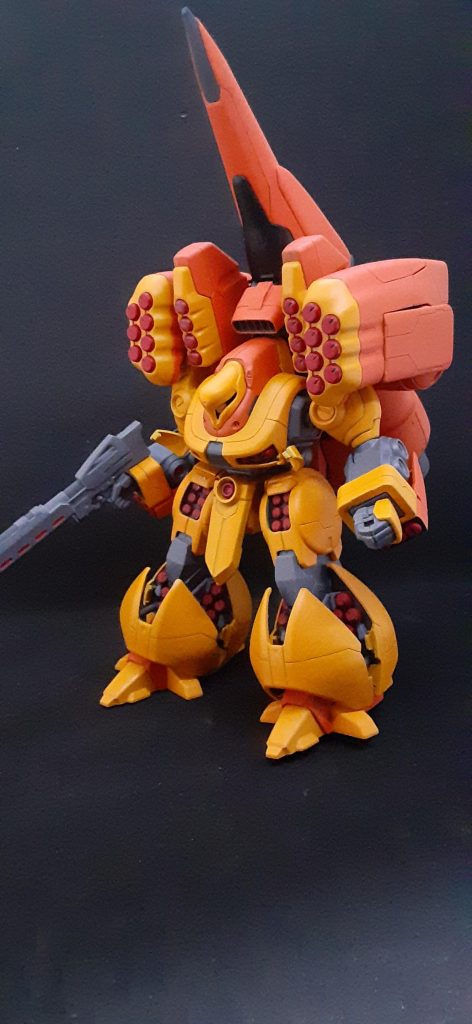 モノアイはHアイズのピンクで、裏をシルバーで塗りました。ミサイルコンテナも黒と赤で塗り分けてます。