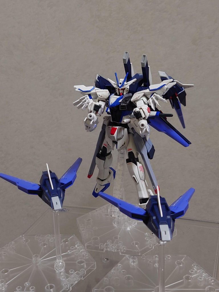 基本は中距離での立ち回りを想定してます。フェイダトンファーはガンズトンファーという設定で、ドラグーンで牽制しつつ付かず離れずの距離でフェイダントンファー使って立ち回ります。僕がガンダムのアクションゲームするとき中距離〜近距離で銃使う立ち回りなのでもしガンプラバトルするならこんな感じかなーと思いました。