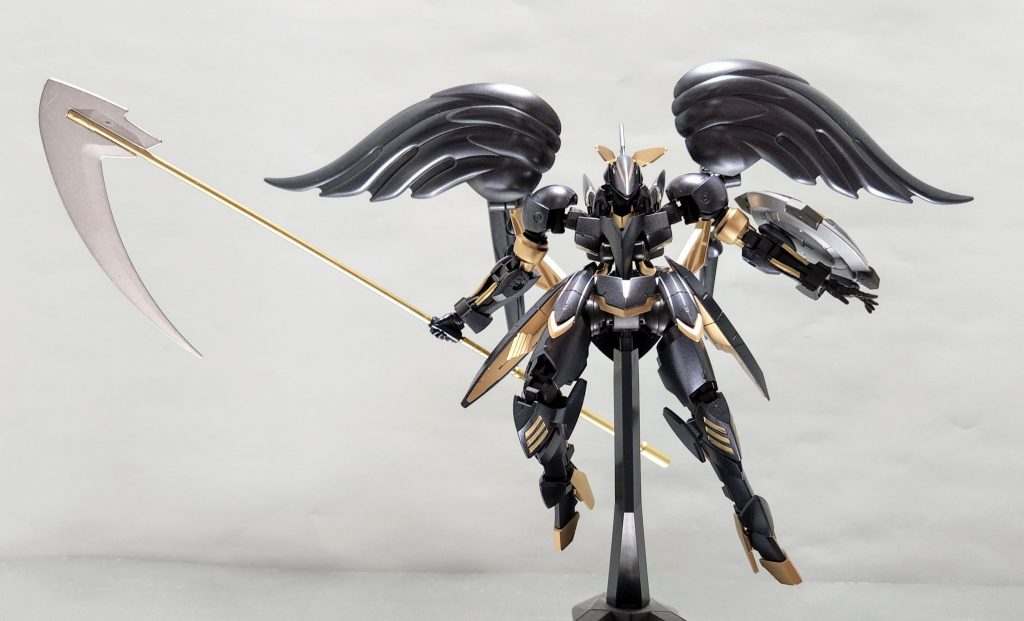 鉄血のキットなので様々なポーズはとれるのだが、背負わせた羽根のお陰で自立は無理でした