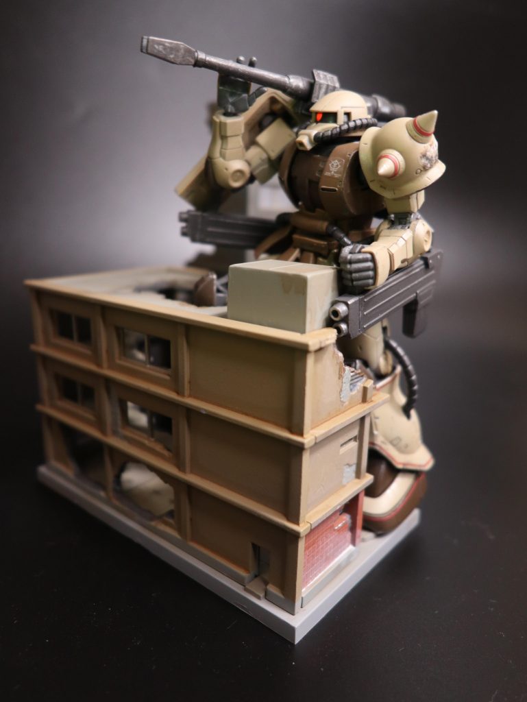 建物越しに肩キャノン射撃カメラアイは3ミリで穴を掘って蛍光ピンク塗装のHアイズ埋めています　なのでブラックライトでこのように発光しますが発光用ではなく光硬化用のライトなので周囲の色が変わってしまうのが難点