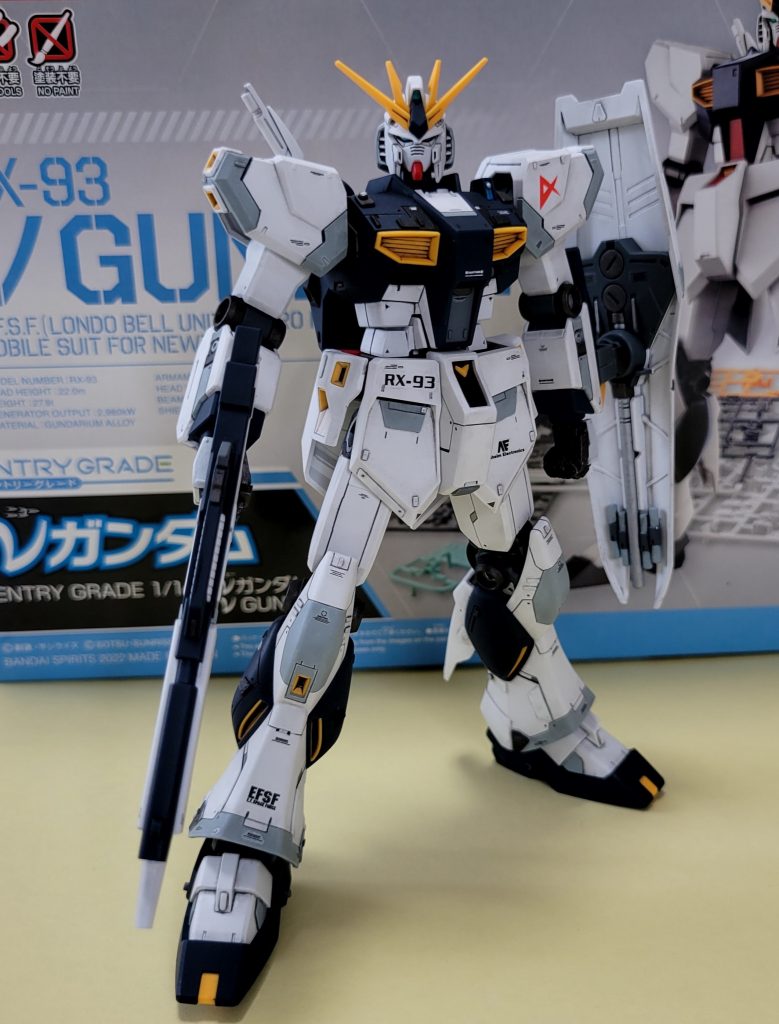 EGって初めて作ったんですが、スゴいですね!ナニがスゴいかって、パーツ数が少ないので作りやすい! そして足とか腰などの表面ディテールはシンプルなんですが、ライフルとかシールド裏側とかは細かく作り込んでます。「さあボディを自由に加工してください。面倒な武器はメーカーでやっときますからっ」ってバンダイさんの声が聞こえてくる! あとプラ材質が上等そう。きめ細かい感じ(個人の感想です)。スジボリの感触が気持ちいいんです!