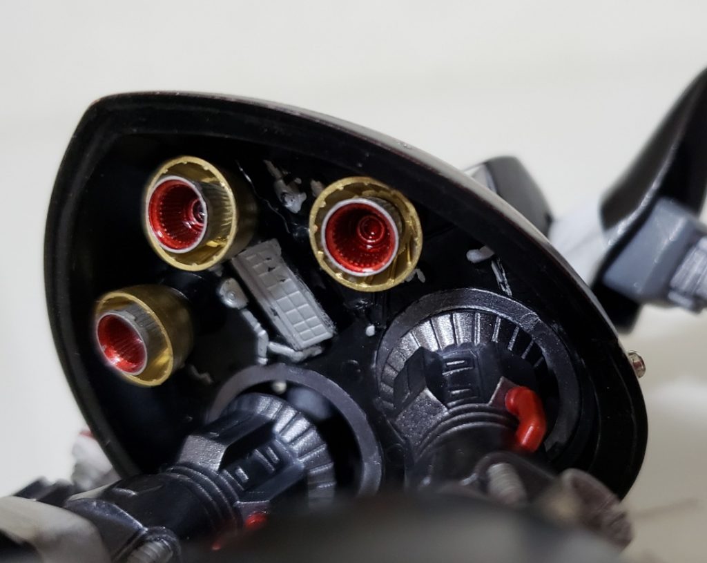 スカート裏のバーニアがショボイので、内部に市販バーニアを追加しました。