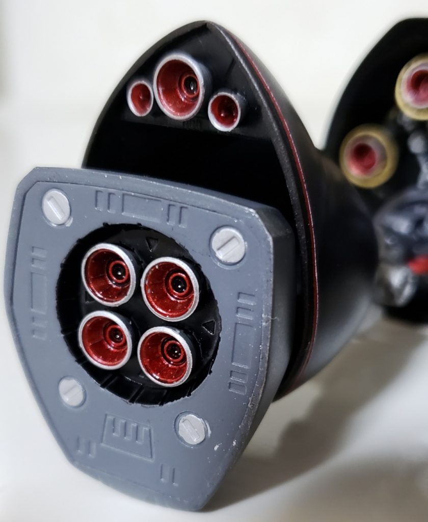 脚部裏のバーニアも丸凹のみなので、市販バーニアを取り付け。