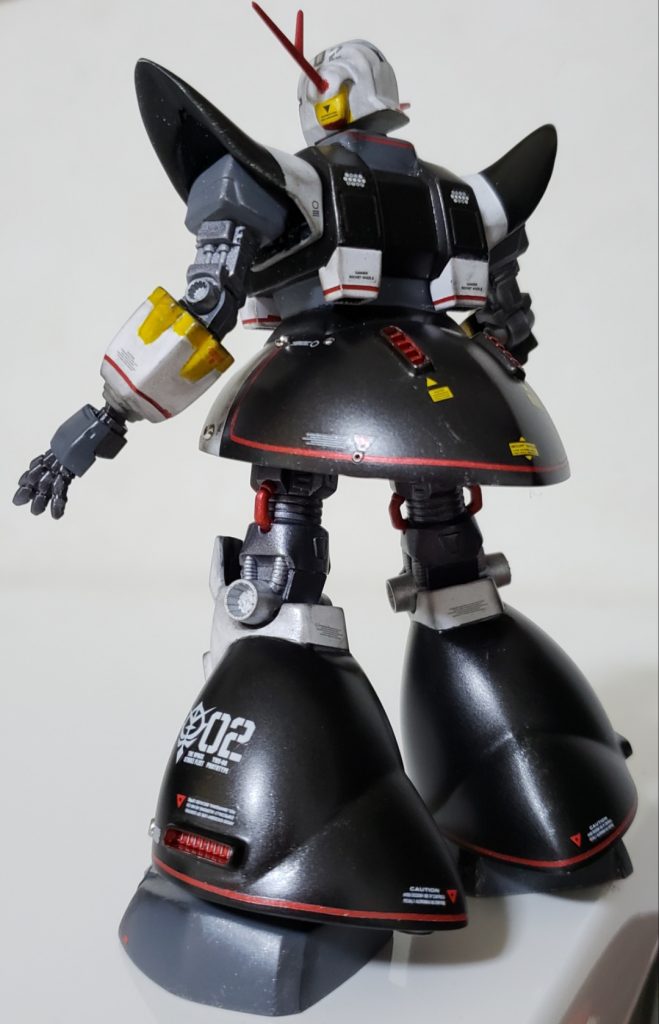 バックショットスカート背面と脚部側面にダクトを追加。腕、裾、スカート部分にも塗装で赤ラインを入れました。