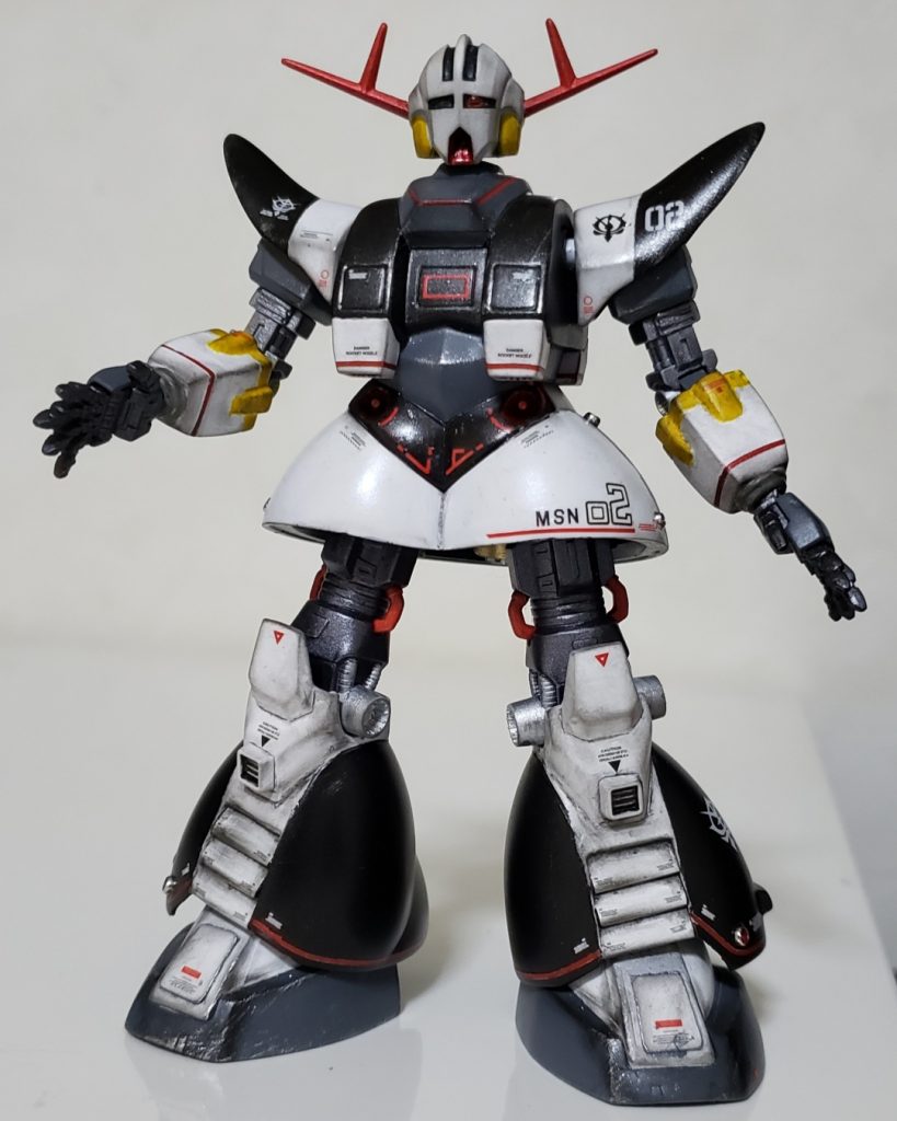 設定色だとなんか弱そうであまり好みじゃないので缶スプレーで全塗装。・メタルブラック・MSホワイト・MSグレー(ジオン軍)・メタリックレッド(ツノ、ライン)・付属デカール+ガンダムデカール艶消し⇒ウェザリング⇒半光沢で仕上げてます。