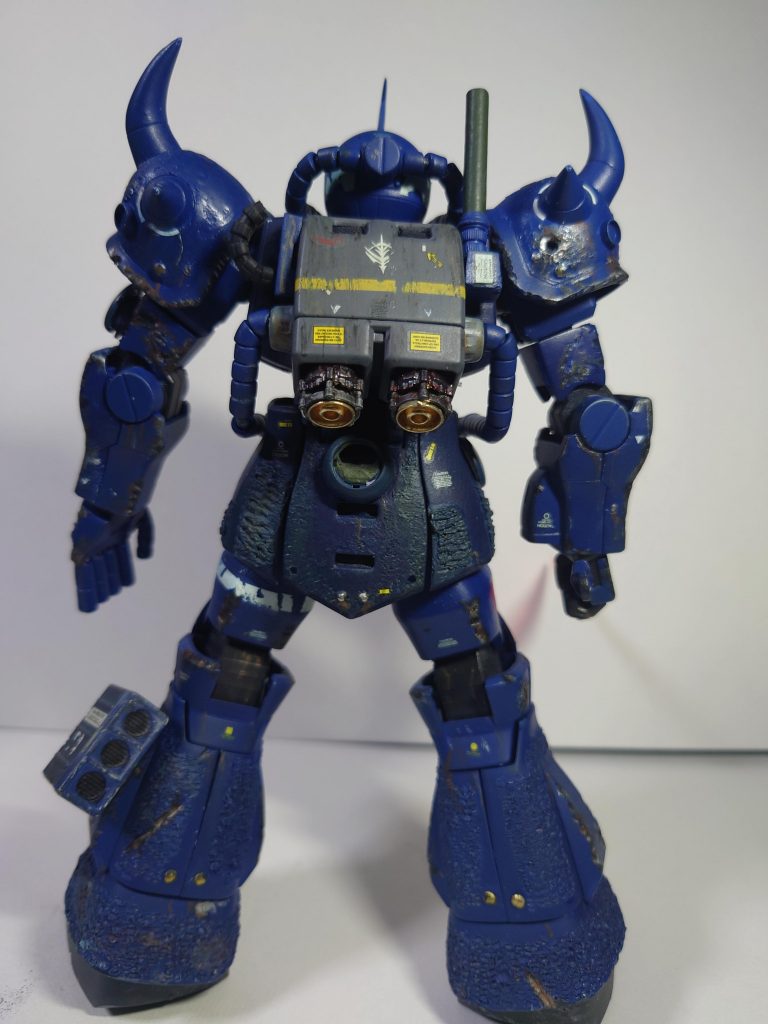 脚部　アーマーを中心にハンダやパテで第二次大戦の戦車のコーティングを