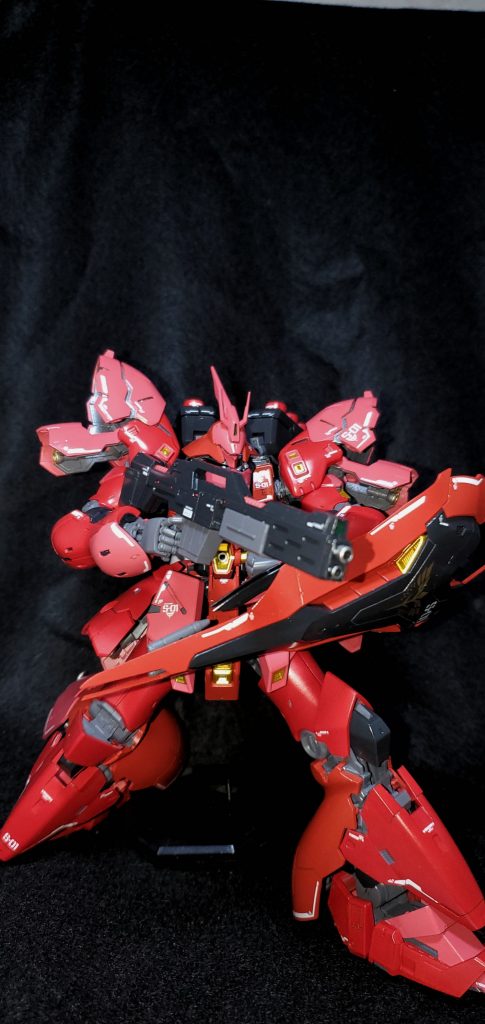 最後に少しポージングした姿を。今回は半つや有りで仕上げました。大佐の機体だけはどうしてもつや有りで仕上げたくなります笑