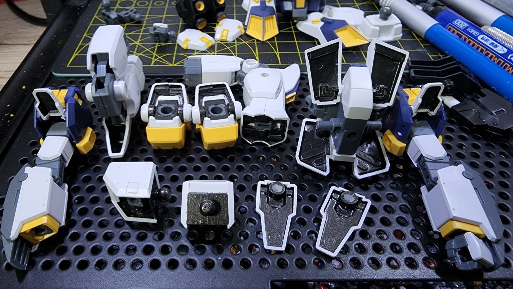 アーマー裏の塗装をしています。