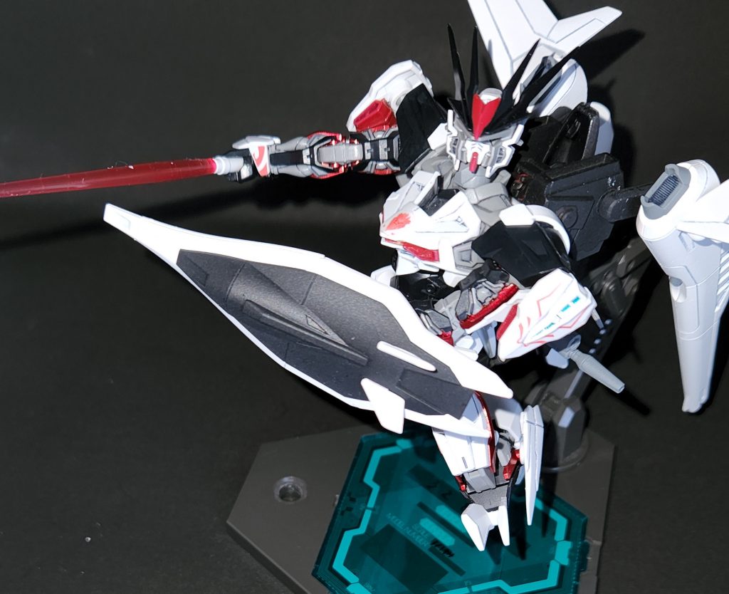 実体剣だった装備からビームサーベルとシールド、(次の写真へ)