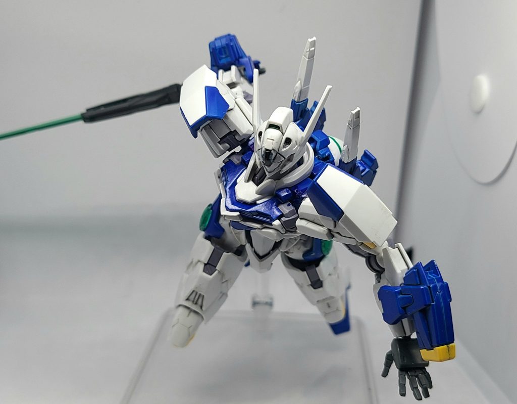 特に可動に邪魔なパーツもないのでそれなりによく動きます。