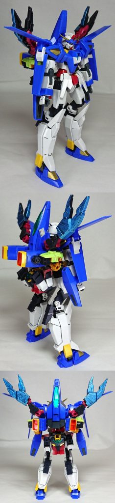 合体時の別角度。本来AGE３に無い余剰パーツをバックパックや背中側につけているため、かなり重心が後ろに寄っています。パッと見では問題なく立っているようですが、けっこうバランス悪いです。