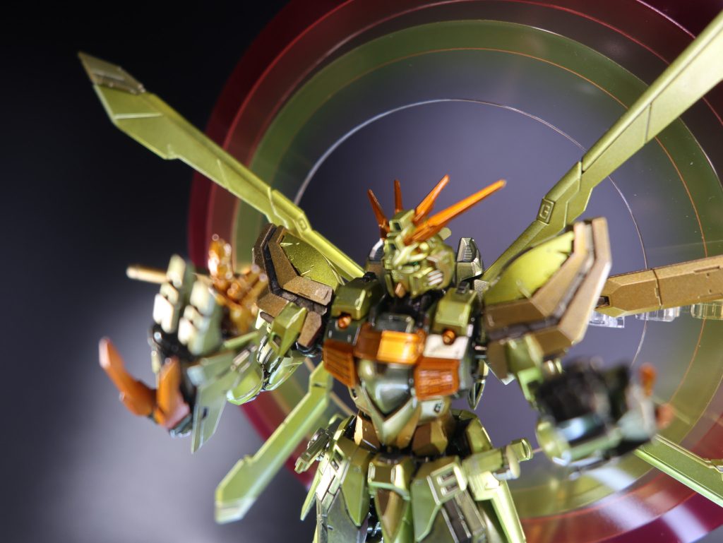 せっかくのRGの色分けをゴールドベタ塗りはしたくなかったので元の色数に合わせてゴールドを各色配置していますホワイト:ガイアカラーシルバー→クリアーイエローライトグレー:ガイアカラーシルバー→クリアーゴールドブルー:黒下地→スターブライトブラスレッド:黒下地→スターブライトゴールドイエロー:ガイアカラーシルバー→クリアーオレンジ関節部:黒下地→トパーズゴールド