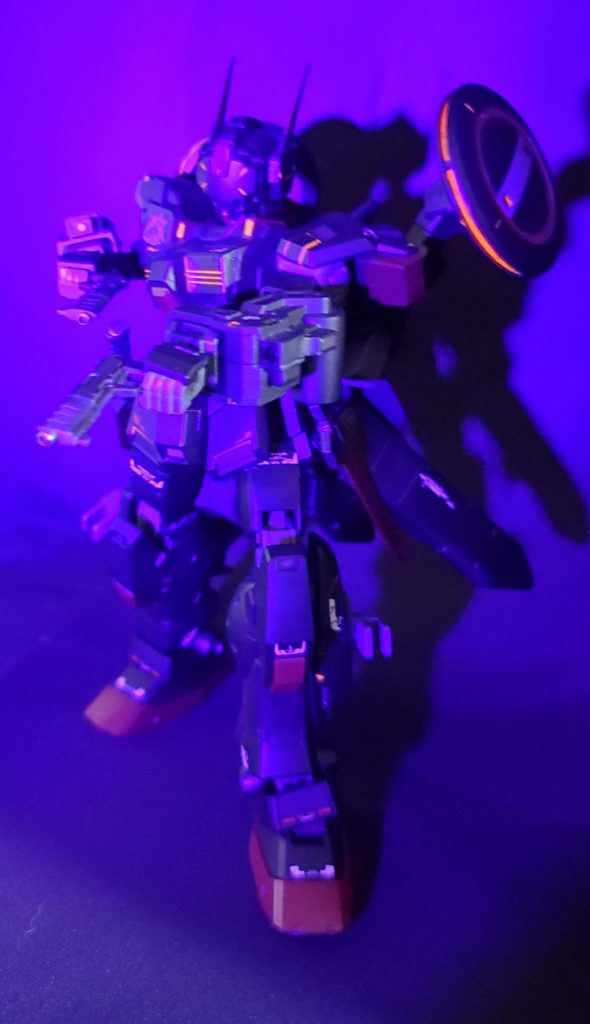 一部蛍光カラーで塗装してあるので、ブラックライトで発光させてみました。