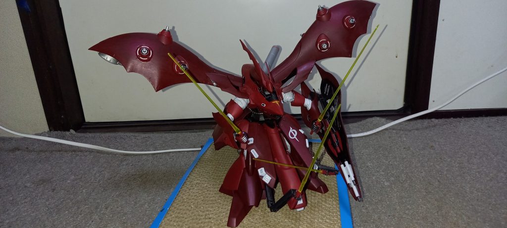 隠し腕展開し4ビームサーベル(隠し腕の方はHGUCシナンジュのが使われてたりします)