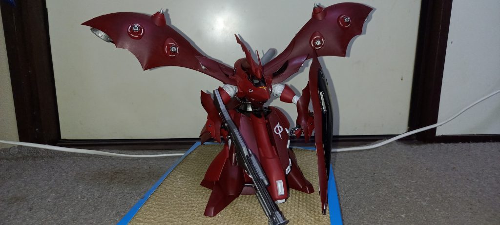 ビームライフル(といっていいのか分からないぐらいでかいけど)のハイポッドの足の部分にシルバーミラーフィニッシュを張り付け