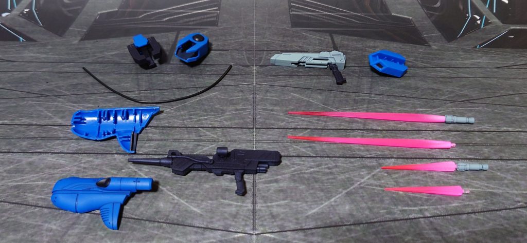 武器類一式。ハンドアンカーの肉抜き穴埋めを実施。ビームピック刃エフェクトはキット付属のものと、ビルダーズパーツ:1/144MSエフェクトから用意したものを使い分けます。