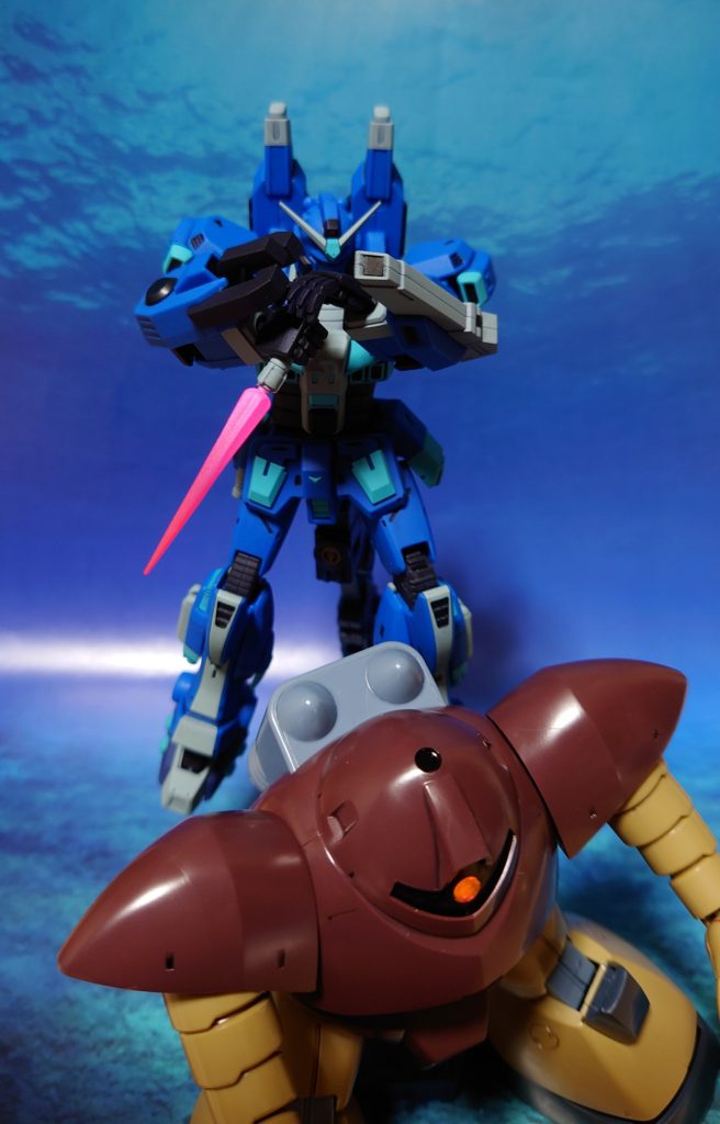 背後から忍び寄り、ビームピックで一突き…を狙う。