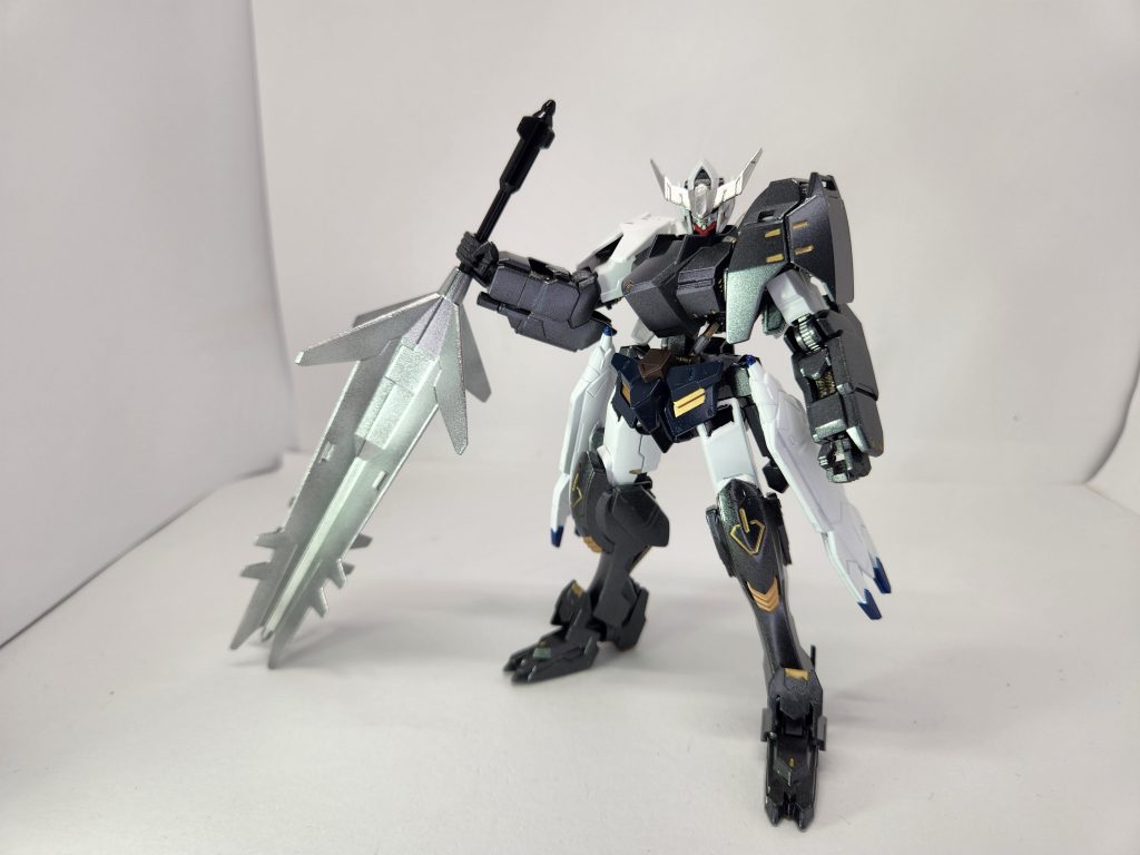 全身はこんな感じで前回同様ノエルさんの通常衣装を参考にした塗装を施しました。基本は装甲強化なので肩、胴体、腕をメインで行いました(バルバトス第6形態の装甲をそのまま使用しました)下半身は腰にブースターを追加した以外は手を加えていません。