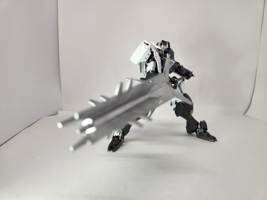 超大型メイスはしっかり両手持ちできます。ですが大きいため取り回しはそこまで良くないです。