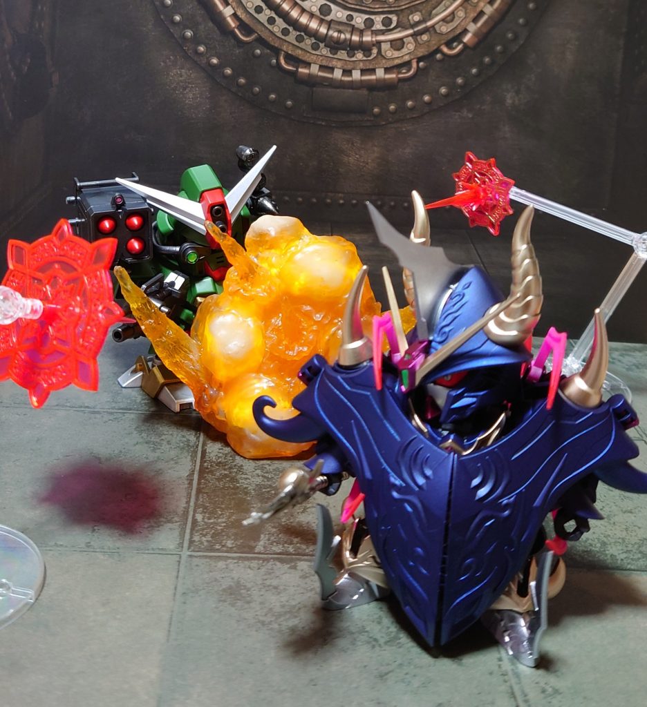 背後から狙うコマンドガンダムを吹き飛ばす、爆裂魔法。