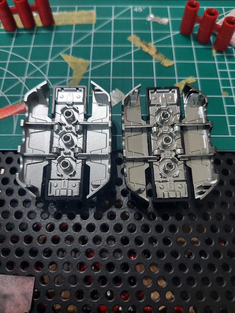 ファンネルポッドの中もピカピカに折角なので、シャインシルバーとメッキシルバーで塗りました 右がメッキです