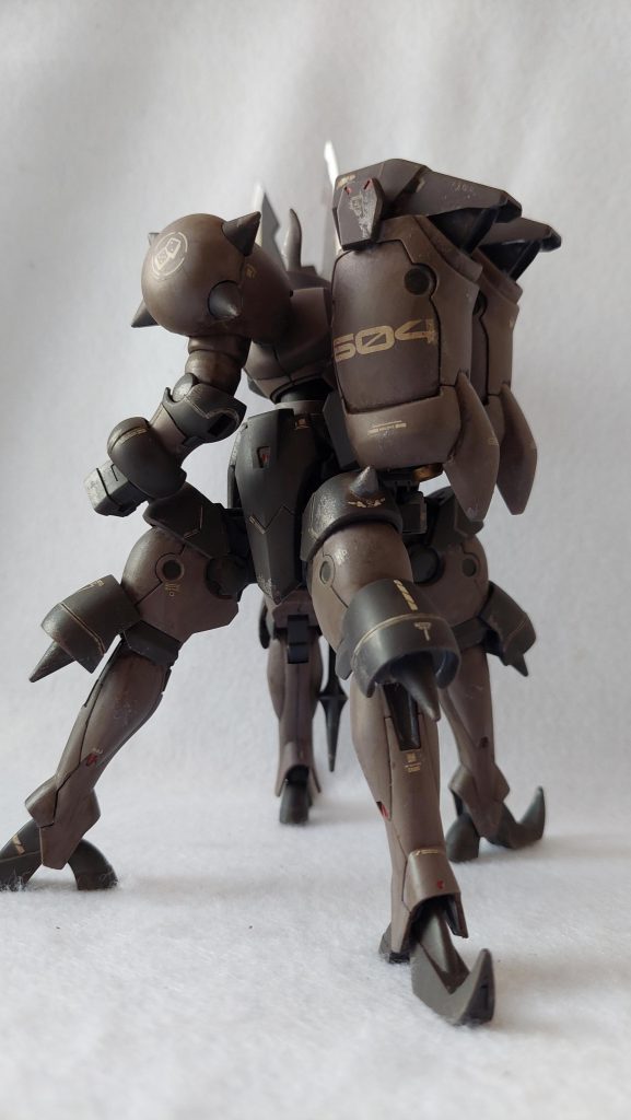 参考にしたのはプロモデラー林哲平さんの「ガンプラ凄技テクニックHG編」。ツイートを引用した以下のツリーでも紹介されたマルチホワイト→グランドブラウンの多重ウォッシングでエルドラブルートに新たな生命を!……というつもりだったのですが結果は想定と全然違うものに。たぶんマルチホワイトは拭き取り過ぎ、グランドブラウンは薄めが弱過ぎだったのではないかと。次は「マルチホワイトをグランドブラウンで濁らせる」くらいのイメージで挑戦してみようと思います。