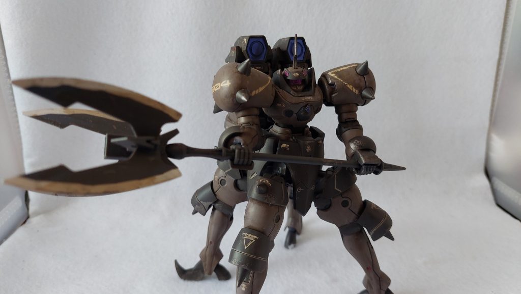 ほぼ成型色仕上げ、合わせ目は段落ちモールドっぽく……と塗装などの手間を極力省いた割には整いましたが、とにかく汚れが想像以上に強烈で。ゲーム的な、無機質な怖さもこの機体の味であり、それを損なう出来になってしまったかなと反省。汚しに合わせて解釈するなら、ベテランよりははぐれ個体として捉える方が合っているかもしれません。