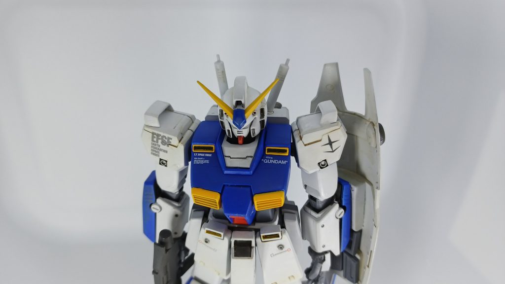 カトキメカは斜め上からがカッコいいエナメルのフラットアースでスミ入れとウォッシングをしております。